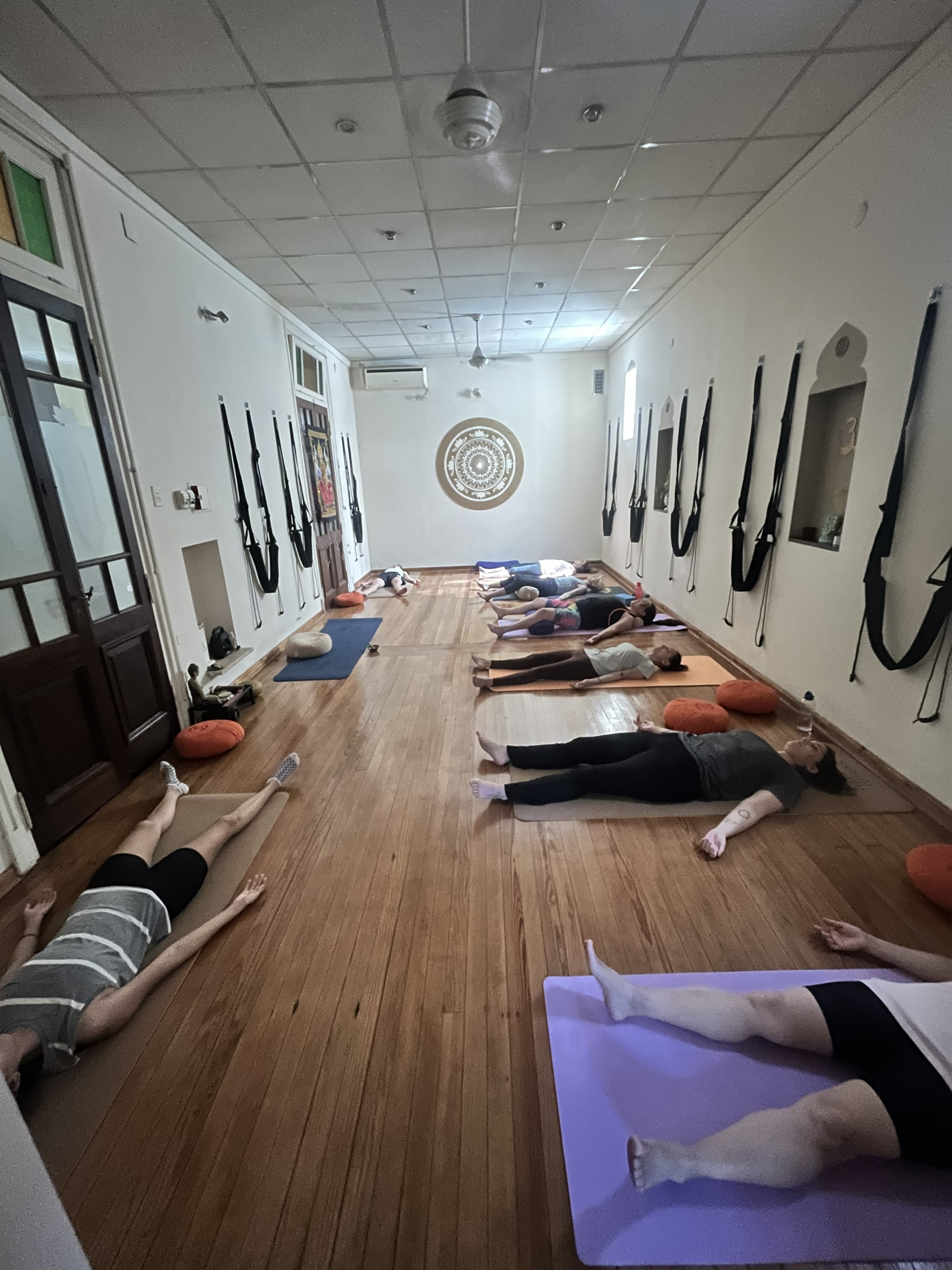 Clase de Yoga en lanus con meditación